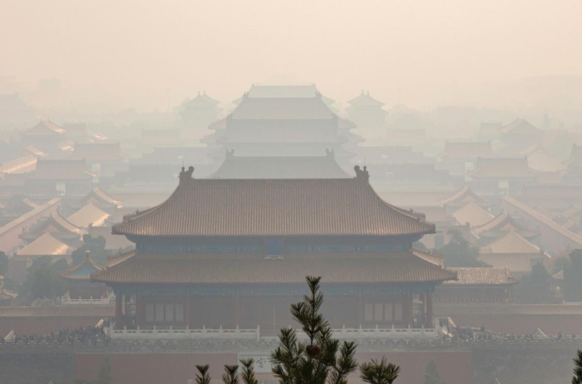 Temple of Forbidden City lies shrouded in industrial smog